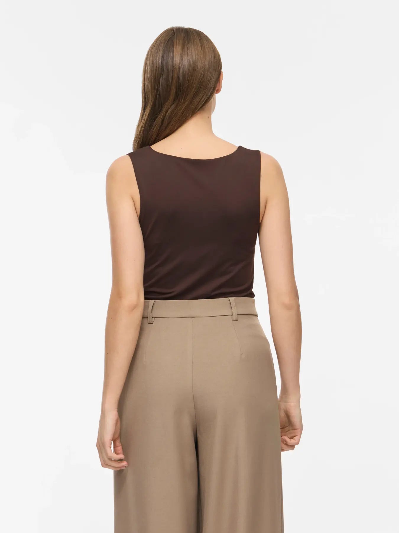 Parte trasera con modelo camiseta basica marron chocolate vila ajustada licra escote redondo y tirantes anchos vila cotton grey