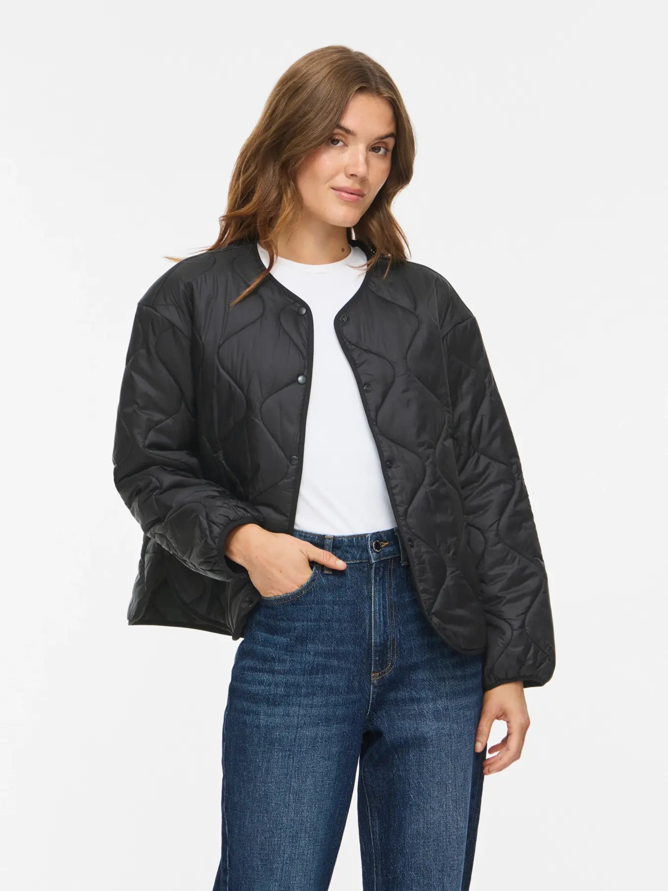 Modelo con chaqueta acolchada Dune de Vila de cuerpo completo.
