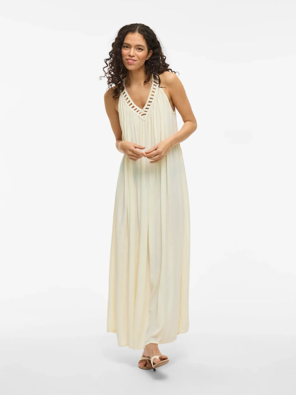 Vestido Carrie largo color marfil con escote de crochet y corte fluido.
