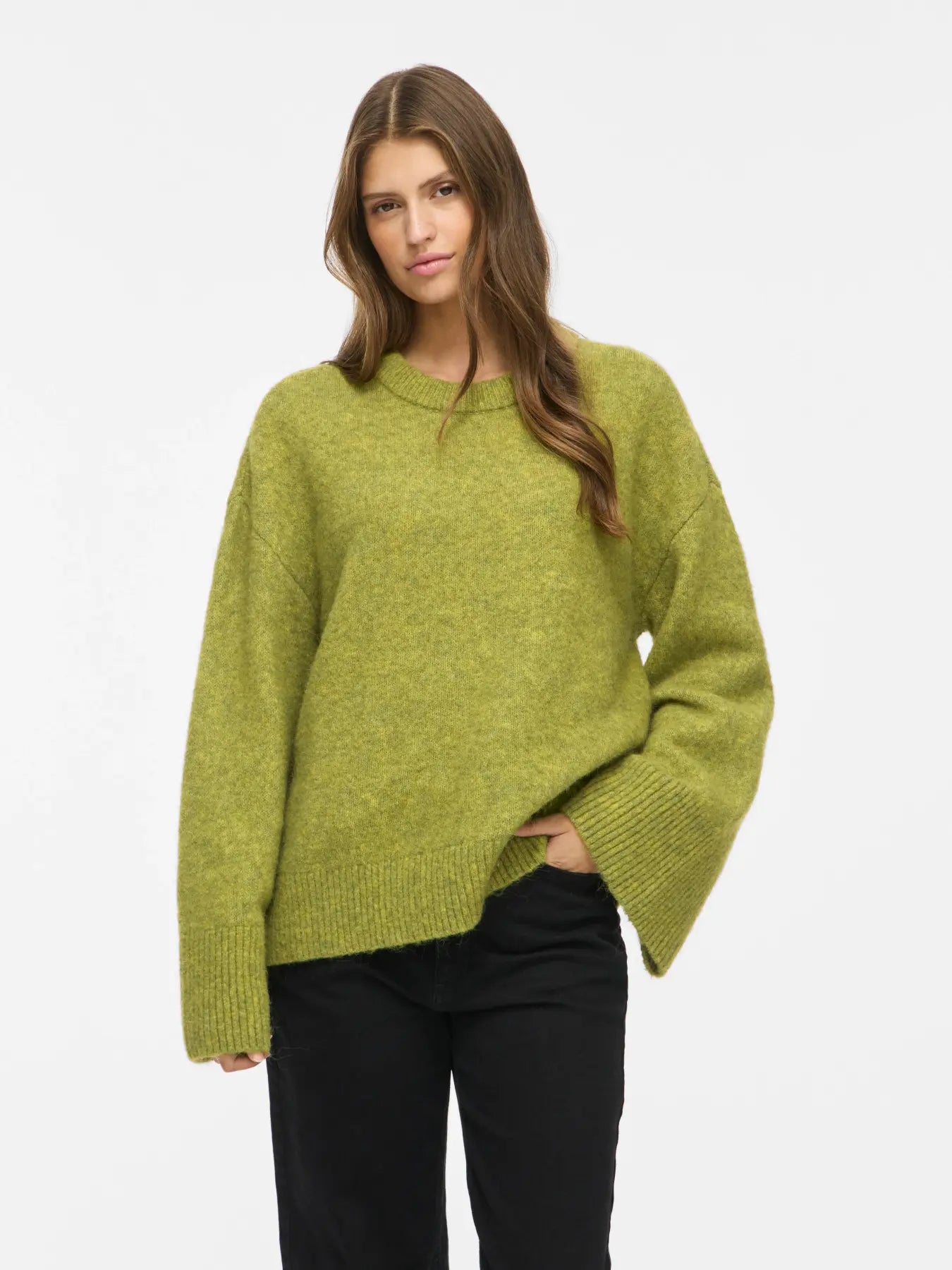 Jersey Essy verde lima VILA de mujer combinado con pantalón negro, vista frontal