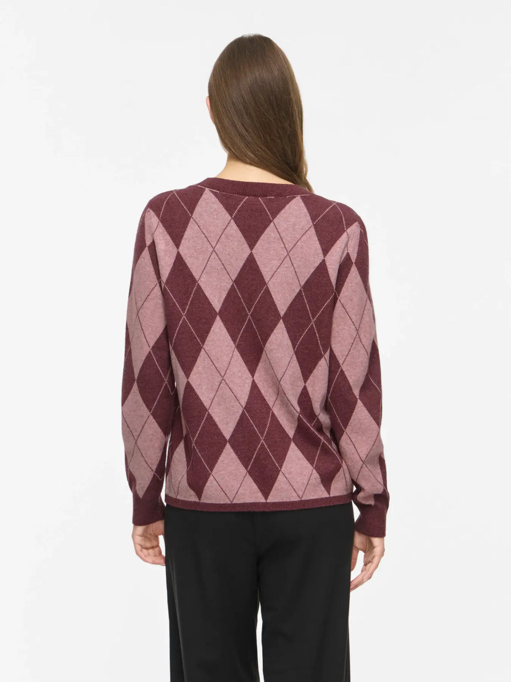Jersey de rombos granate y rosa VILA visto por detrás en modelo