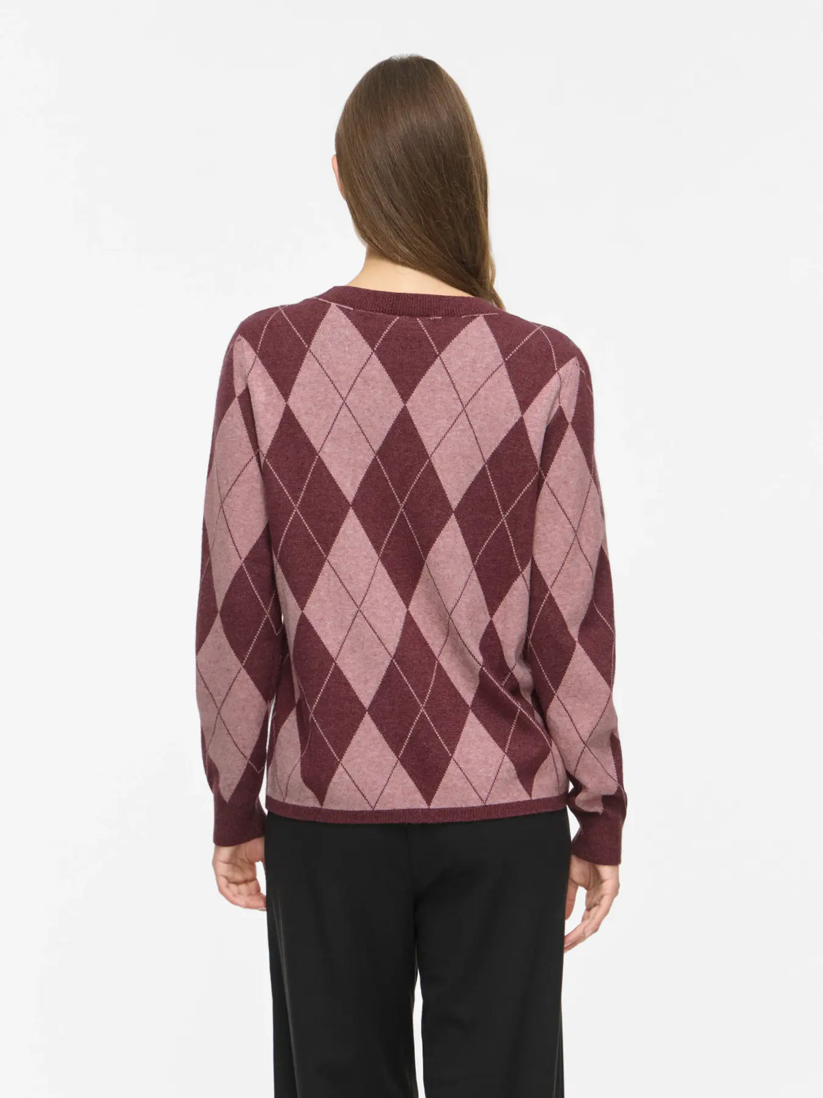 Jersey de rombos granate y rosa VILA visto por detrás en modelo