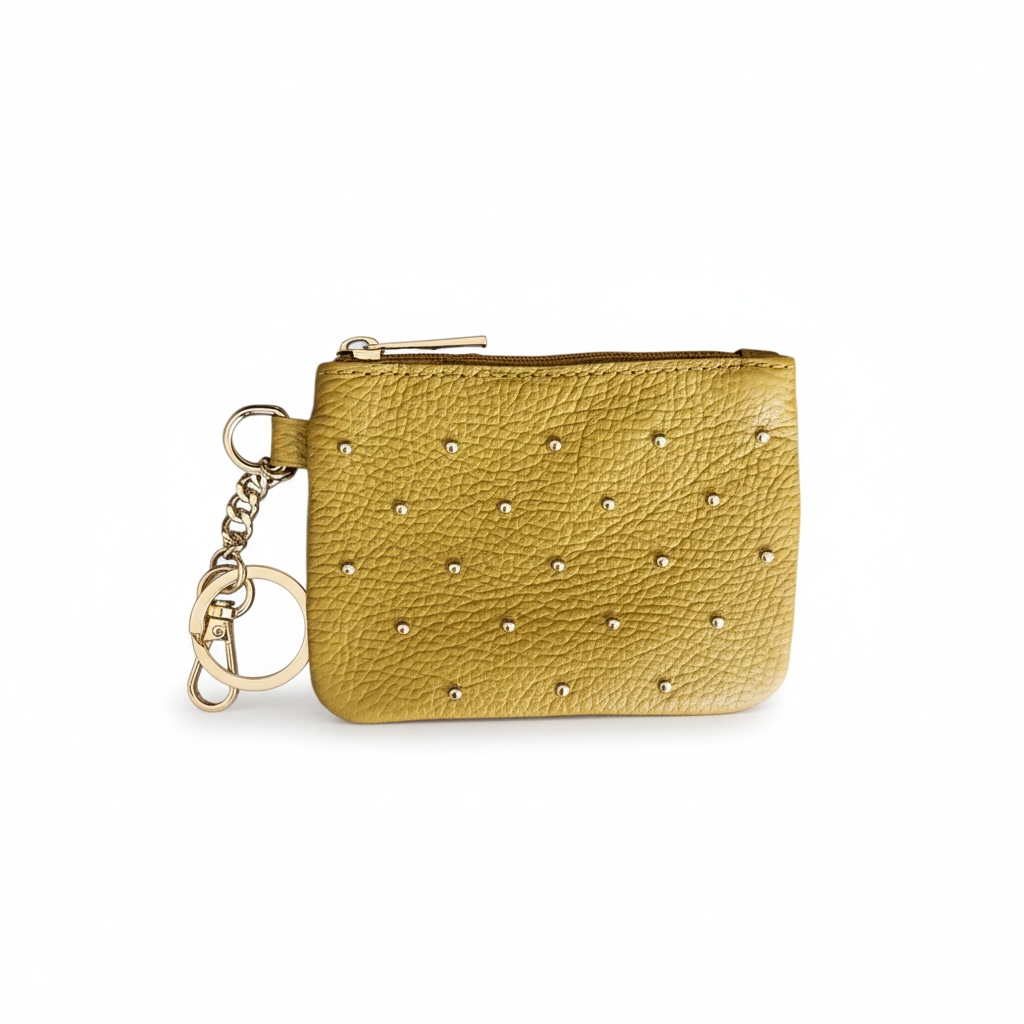monedero piel natural con tachuelas en color amarillo mostaza