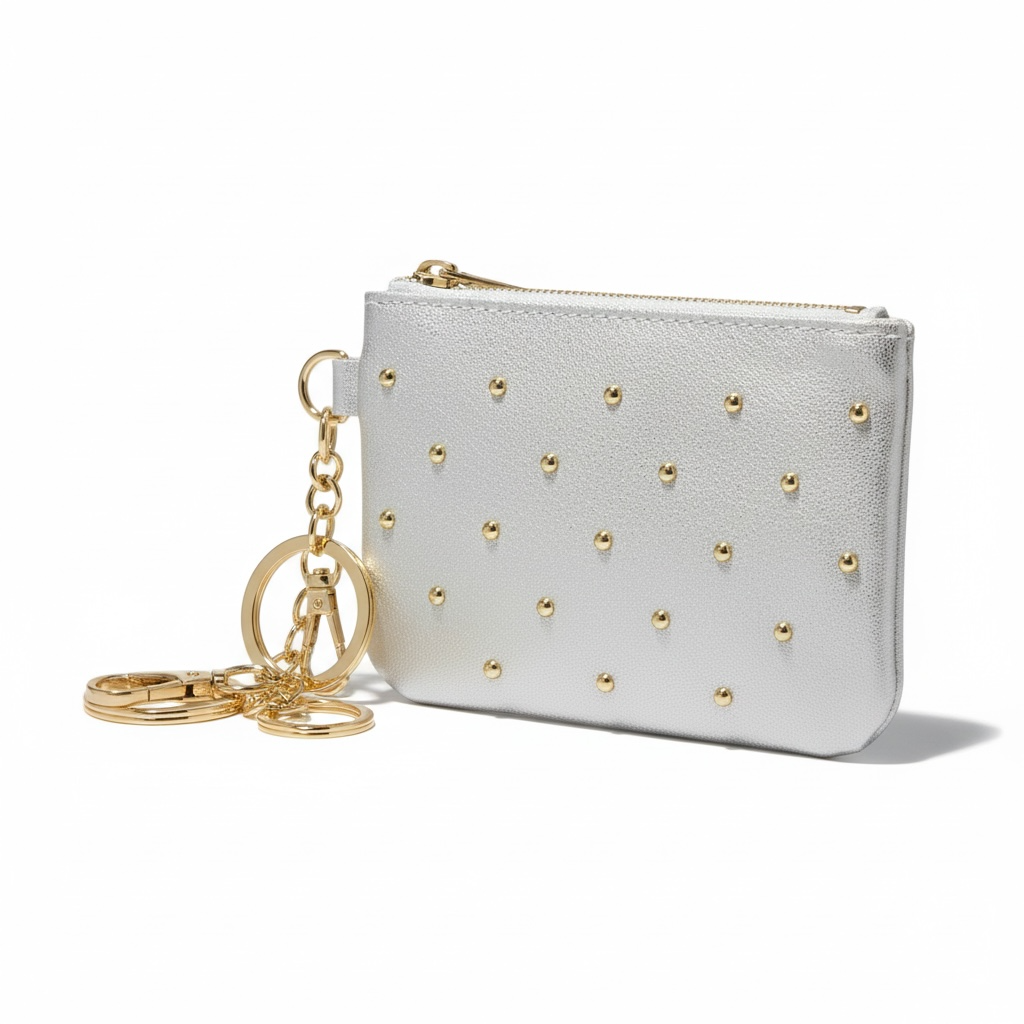 monedero piel natural con tachuelas en color plateado