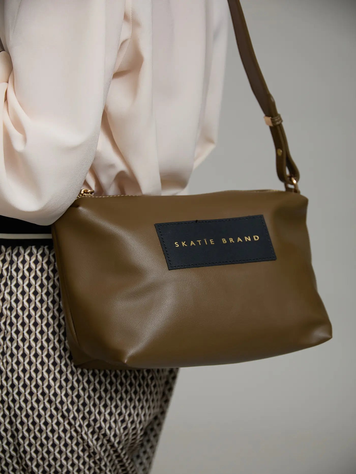 modelo Bolso tote oliva oscuro efecto cesta con bandolera y neceser interior como bolso independiente con bandolera skatie brand en cotton grey