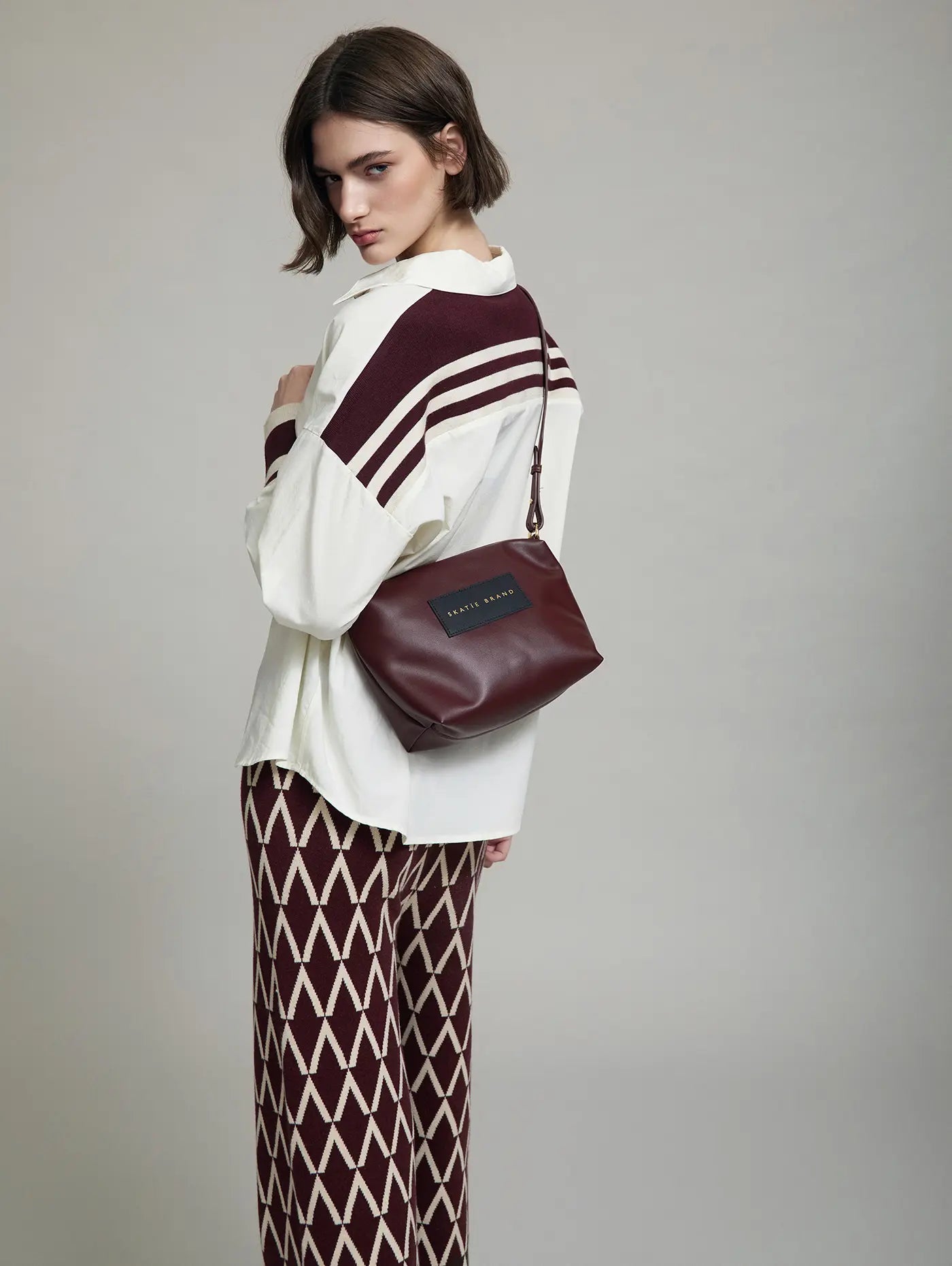 Modelo con Bolso tote granate efecto cesta con bandolera y neceser interior como bolso independiente con bandolera skatie brand en cotton grey