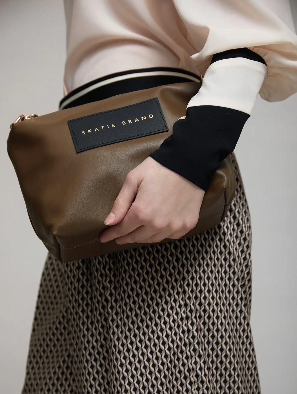 Bolso tote oliva oscuro efecto cesta con bandolera y neceser interior como bolso independiente con bandolera skatie brand en cotton grey