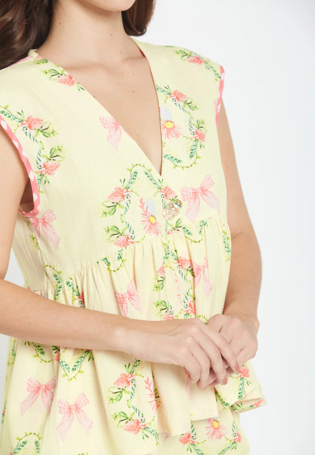 detalle escote top floral sin mangas