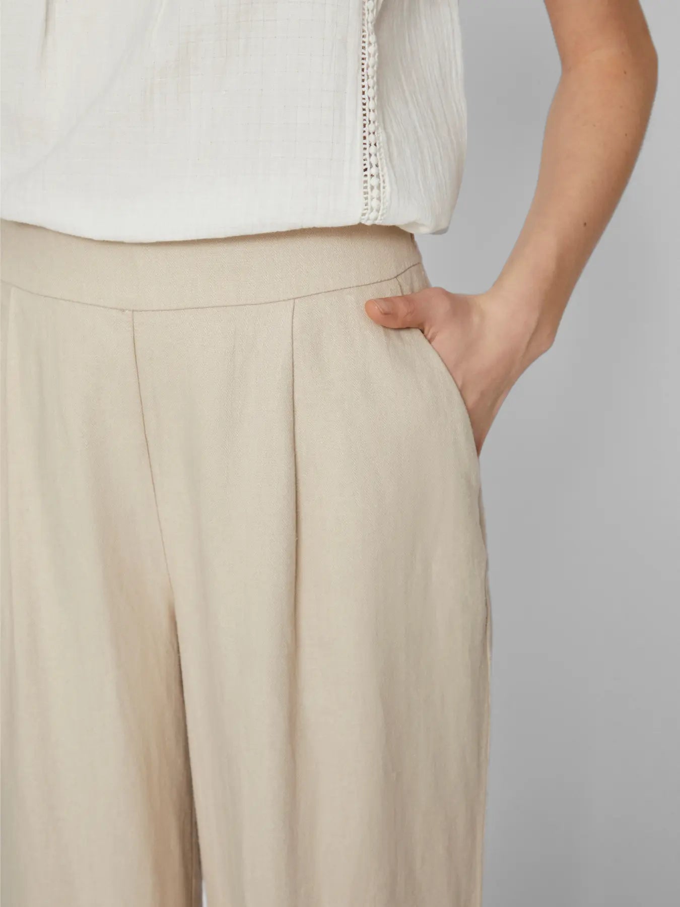 Detalle bolsillo lateral pantalón palazzo de lino Vila en color natura cotton grey