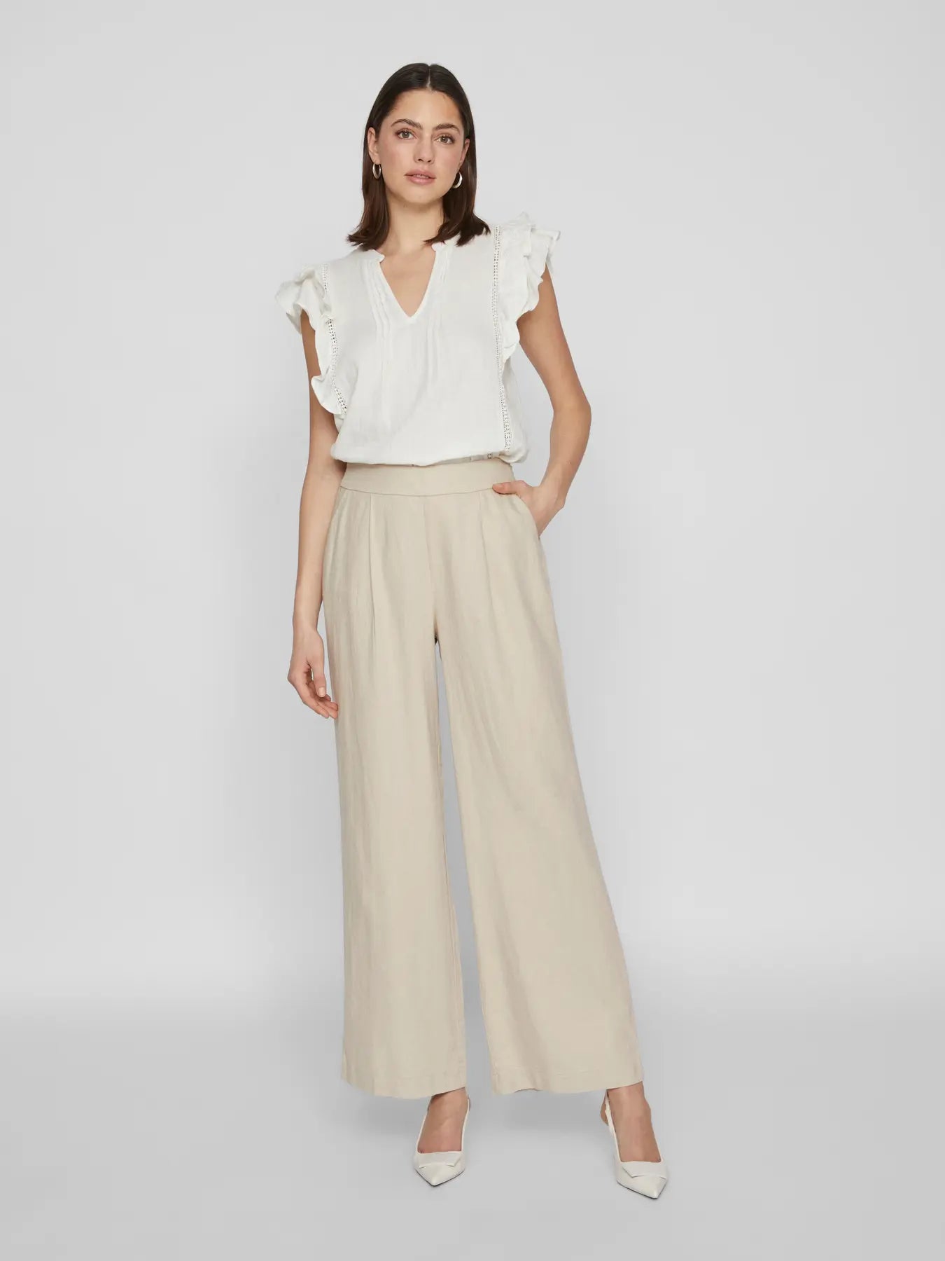 Pantalón recto de lino y viscosa Vila con cintura elástica. Disponible en verde kaki y beige. Elegante, ligero y perfecto para looks de entretiempo en Cotton Grey.