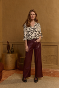 Pantalón Margot Lola Espeleta efecto piel color caoba de talle alto, pierna ancha y bolsillos delanteros