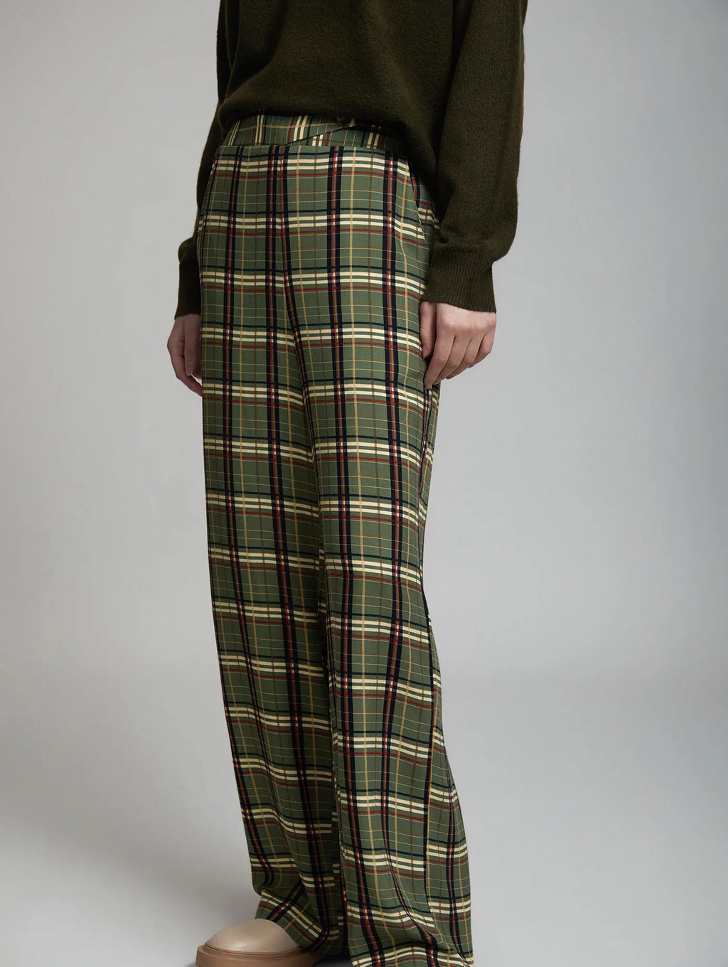 Pantalón tartán Kensington de SKATIE en verde oliva con cuadros crudos, negros y rojos, tiro alto, pinzas delanteras y pernera ancha
