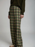 Pantalón tartán Kensington de SKATIE en verde oliva con cuadros crudos, negros y rojos, tiro alto, pinzas delanteras y pernera ancha
