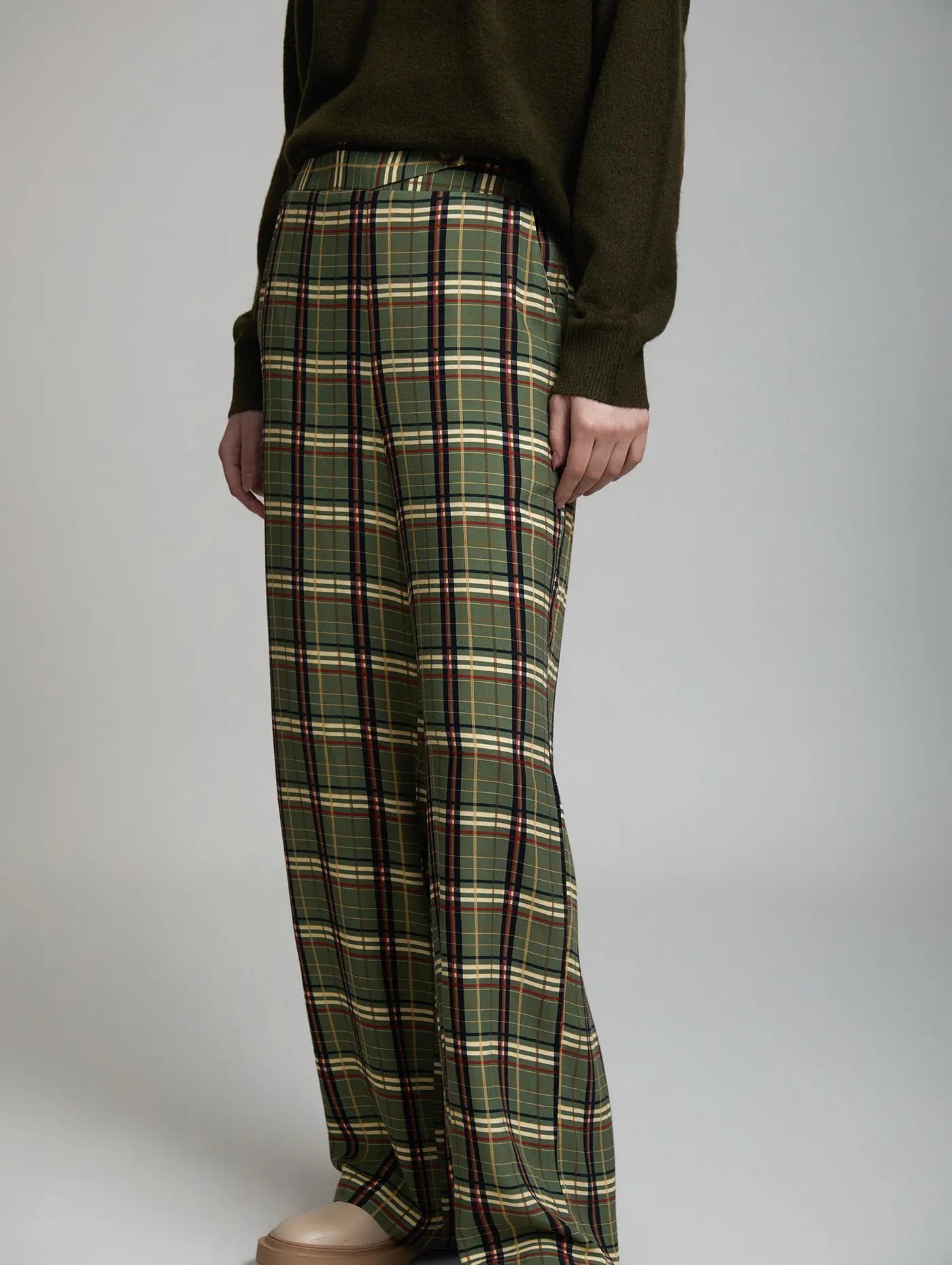 Pantalón tartán Kensington de SKATIE en verde oliva con cuadros crudos, negros y rojos, tiro alto, pinzas delanteras y pernera ancha
