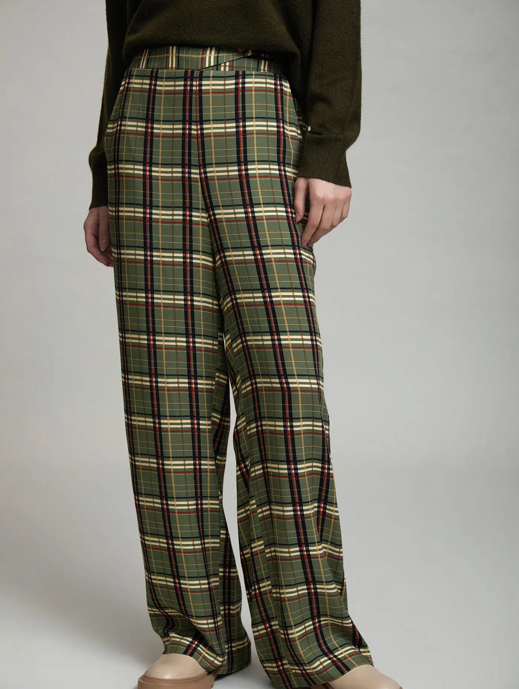Vista frontal del pantalón tartán Kensington de SKATIE con cuadros verdes, crudos, negros y rojos, tiro alto y corte amplio de pernera

