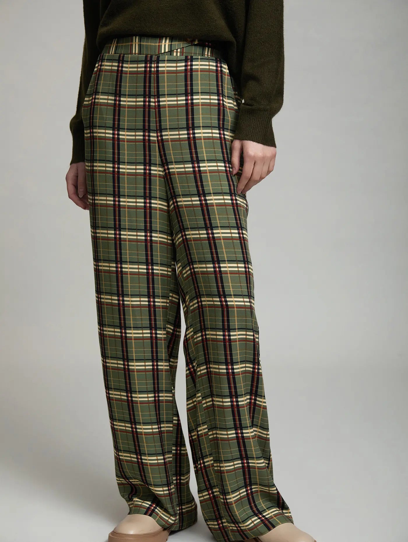 Vista frontal del pantalón tartán Kensington de SKATIE con cuadros verdes, crudos, negros y rojos, tiro alto y corte amplio de pernera
