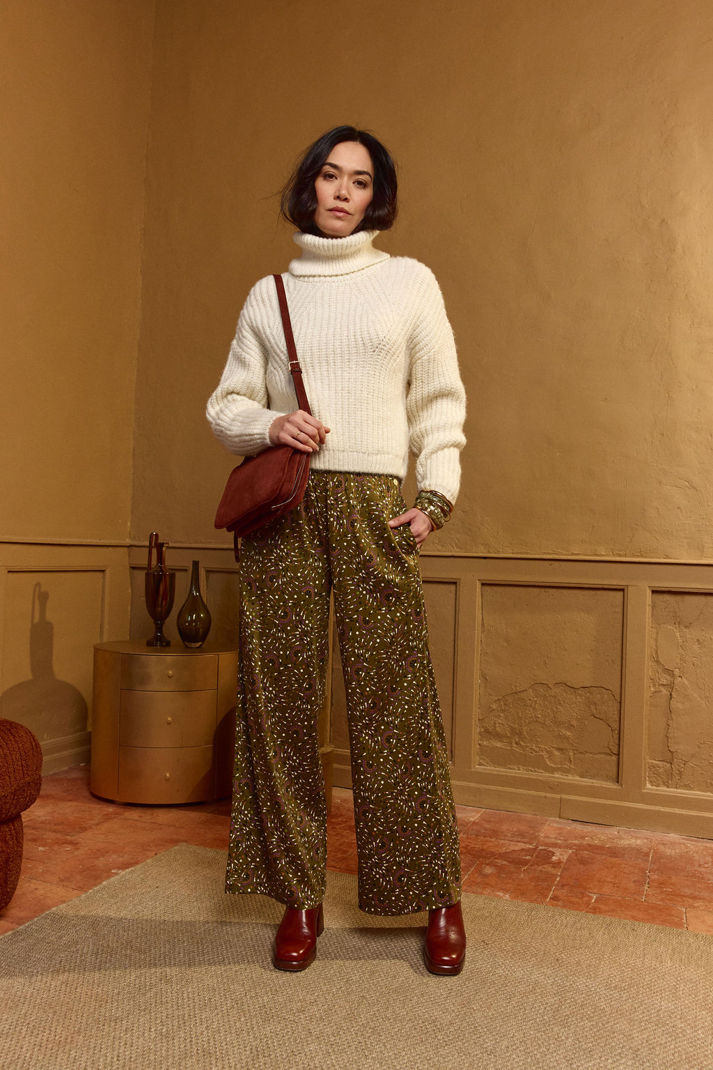 Pantalón ancho estampado Lola Espeleta de mujer en tonos verde oliva y marrón con diseño vegetal y pierna amplia
