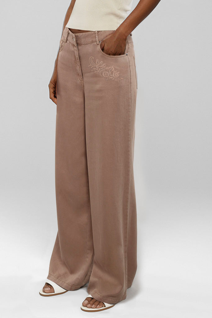 Pantalón Cora satinado tono tierra corte amplio bordado Goa Goa Cotton Grey Asturias