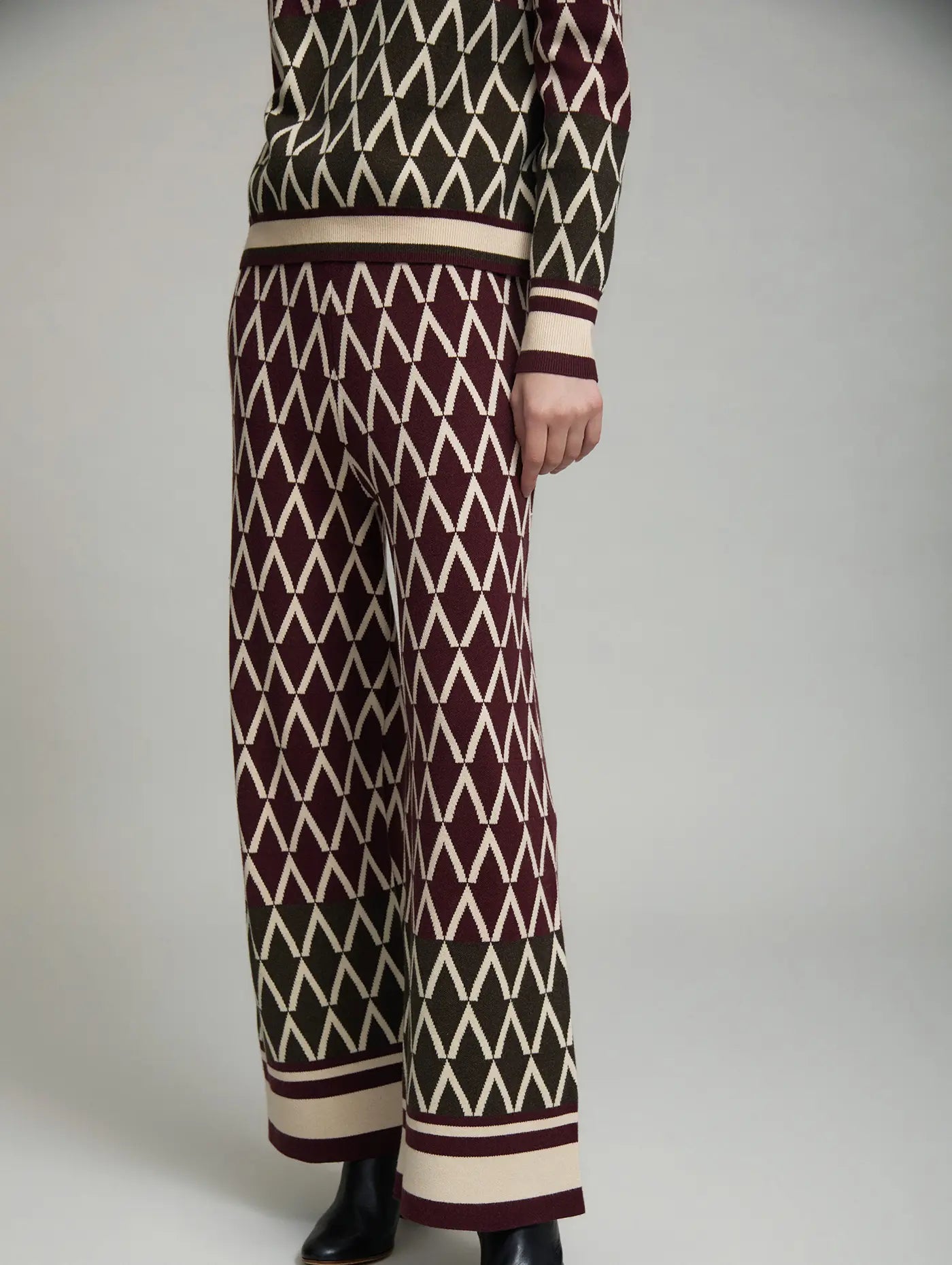 Pantalón Conjunto Mazzoni SKATIE con diseño geométrico