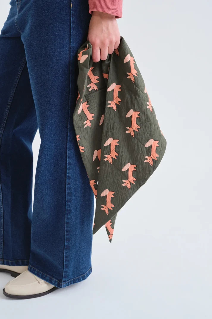Pañuelo satinado de mujer con estampado de zorros multicolor de Compañía Fantástica