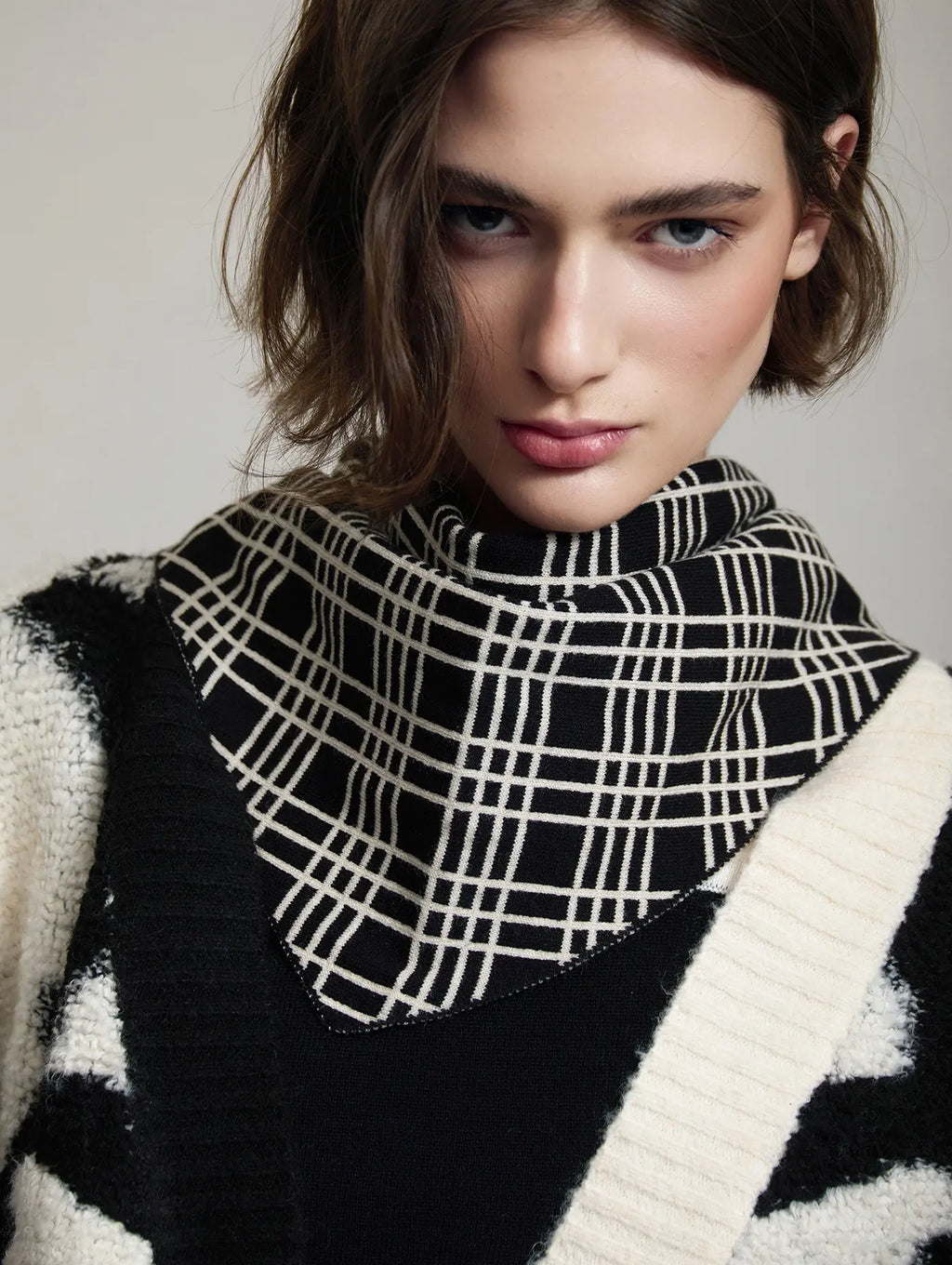 Pañuelo Jacquard Ivory Skatie Brand de cuadros negros y marfil.