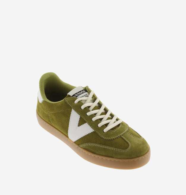 Zapatillas Berlin Ciclista de Victoria en perspectiva verde pistacho detalle en blanco y suela lisa camel