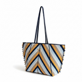 Bolso shopper Ibiza de la marca Noco con estampado geométrico amarillo y azul navy, vista de frente con logo dorado.