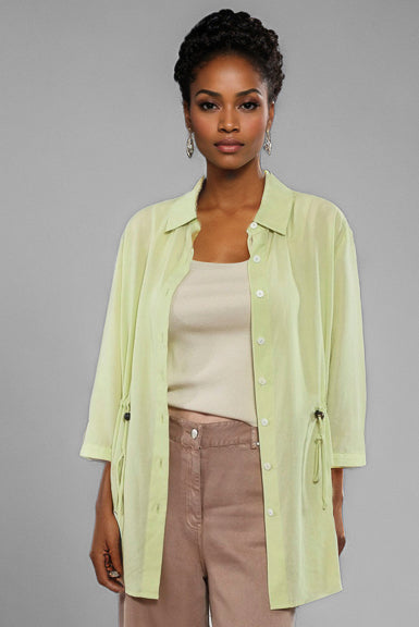 Sobrecamisa verde lima ligera con botones frontales y manga 3/4 ajustable. Diseño fluido de Goa Goa en Cotton Grey.