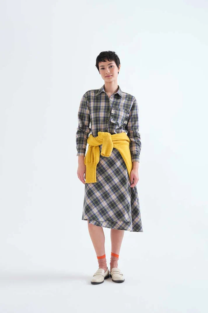 Camisa Harriet de cuadros verdes combinada con falda a juego en total look
