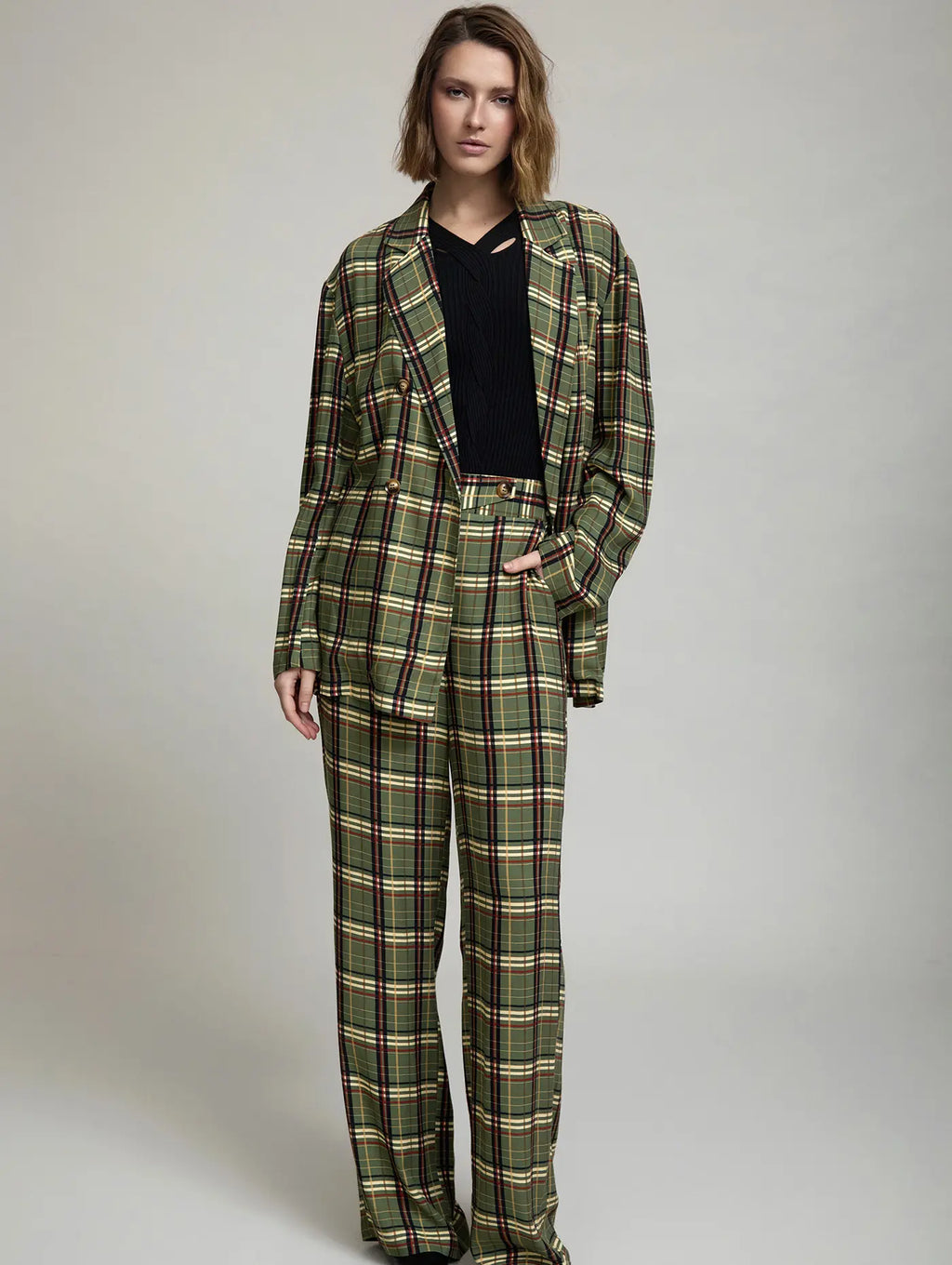 Total look Kensington de mujer con americana oversize y pantalón ancho a juego en estampado de cuadros tartán verde, crudo, negro y rojo
