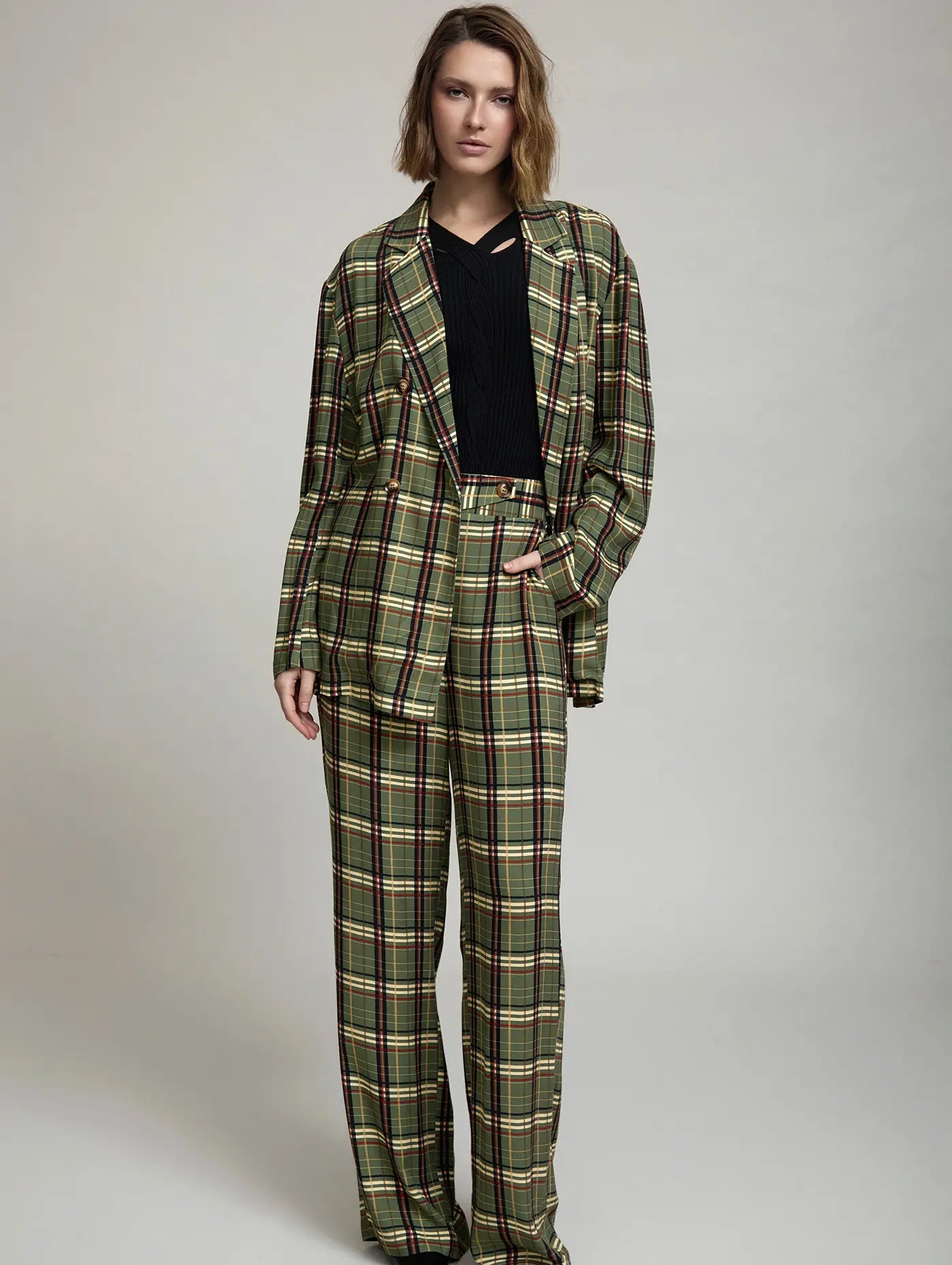 Total look Kensington de mujer con americana oversize y pantalón ancho a juego en estampado de cuadros tartán verde, crudo, negro y rojo
