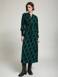 Vestido midi Sylvie de SKATIE con estampado geométrico retro verde y negro, manga larga, cremallera frontal y cintura ajustable con cordón