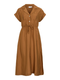 Vestido midi camisero Plummy de la marca Vila en color marrón, vista frontal con cordón ajustable en la cintura.