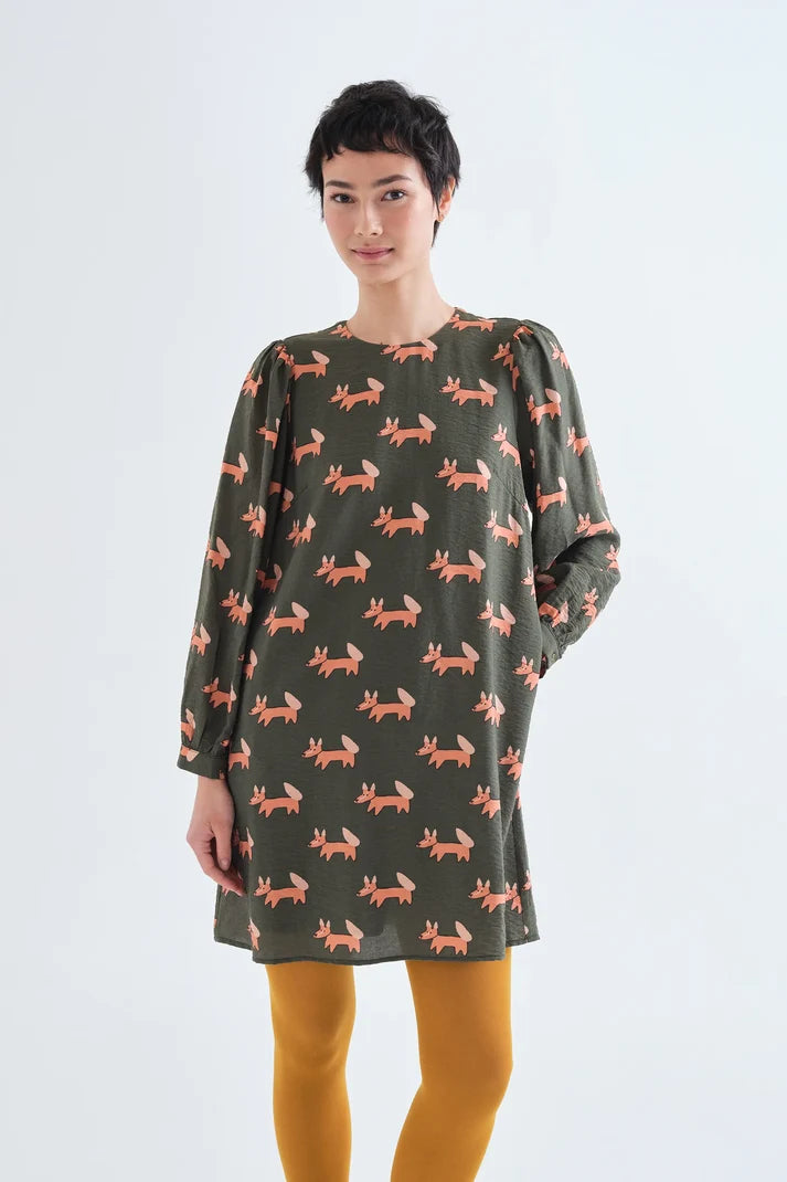Vestido corto verde kaki con estampado de zorros de Compañía Fantástica