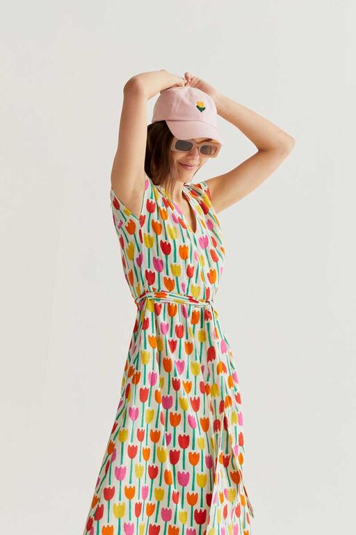 Detalle de escote en pico y estampado floral en vestido midi de Compañía Fantástica en Cotton Grey