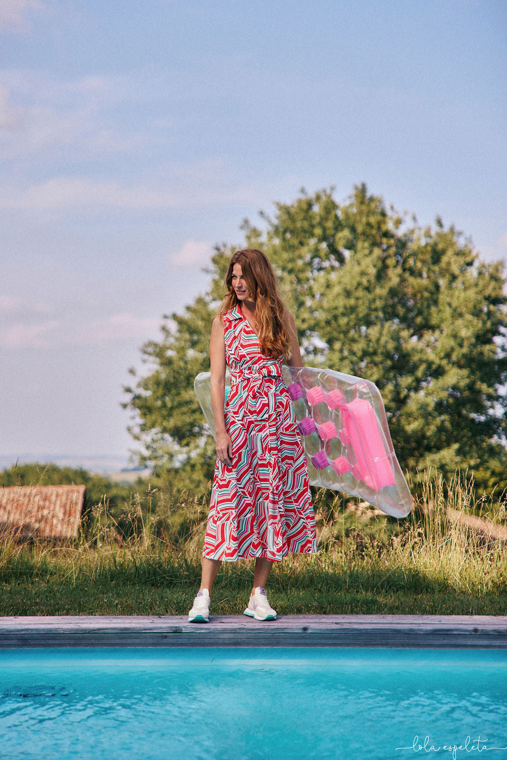 vestido estampado mujer, vestido camisero Lola Espeleta, vestido midi verano, vestido sin mangas mujer, vestido color coral, vestido estampado geométrico, vestido fresco verano, vestido Coralia