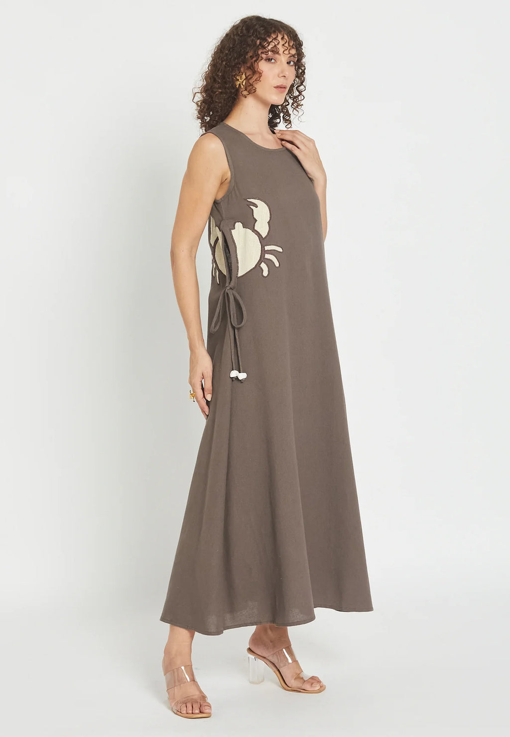 Vestido largo mocha fluido mujer frontal detalle cangrejo y fruncido