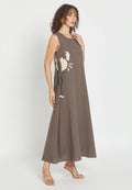 Vestido largo mocha fluido mujer frontal detalle cangrejo y fruncido