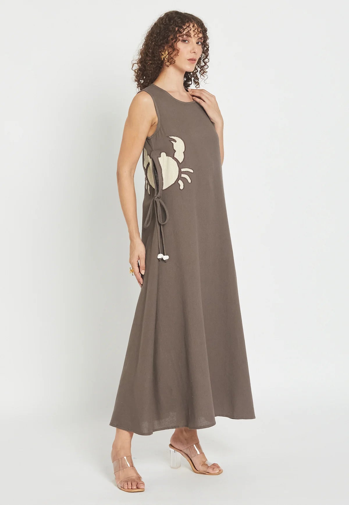 Vestido largo mocha fluido mujer frontal detalle cangrejo y fruncido