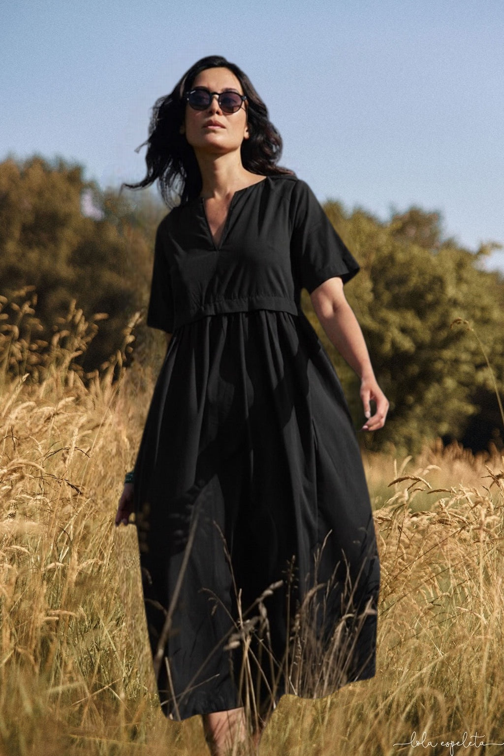 Vestido negro largo manga corta escote pico