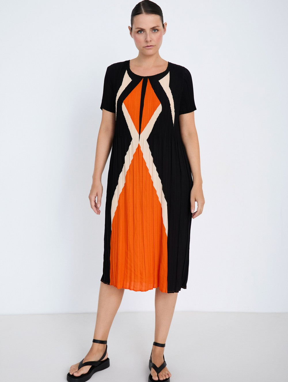 vestido plisado geométrico negro naranja Skatie