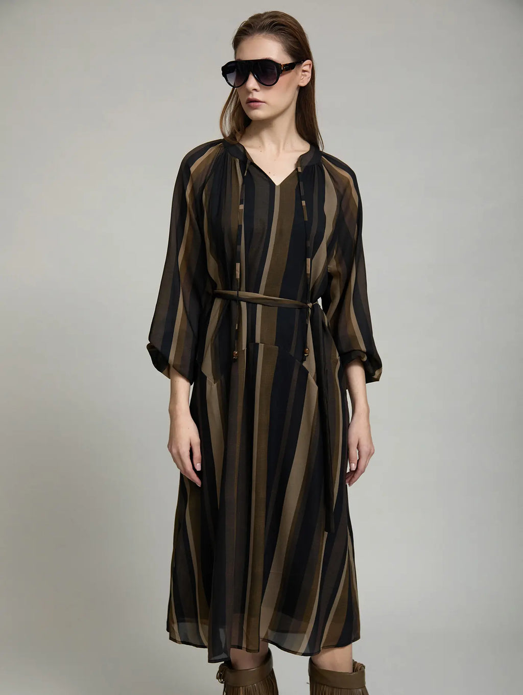 Vestido Marnie de SKATIE de largo midi con rayas verticales irregulares en negro, chocolate, camel, beige y crudo, escote en V y cinturón a juego