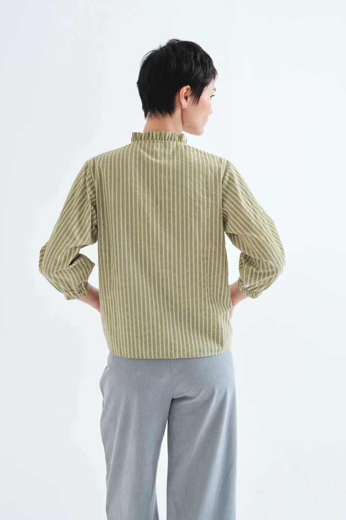 Camisa de rayas Compañía Fantástica con cierre frontal de botones y detalle de volantes vista trasera