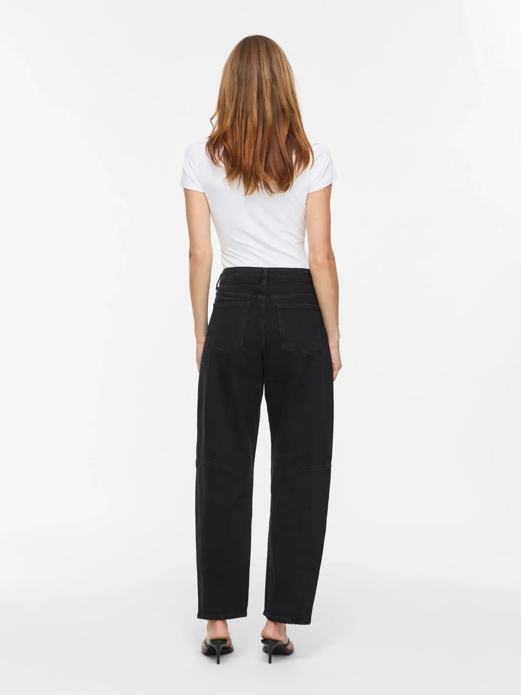 modelo vista trasera del pantalon barrel con bolsillos traseros y forma de barril