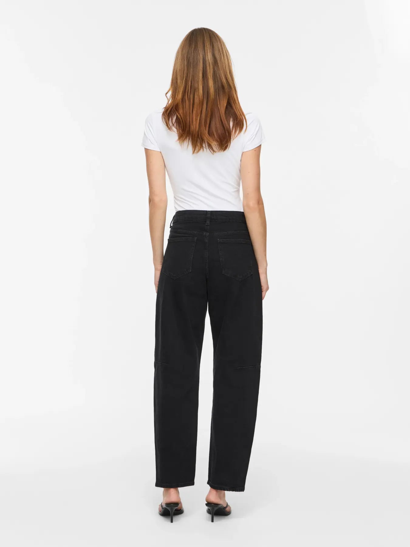 modelo vista trasera del pantalon barrel con bolsillos traseros y forma de barril