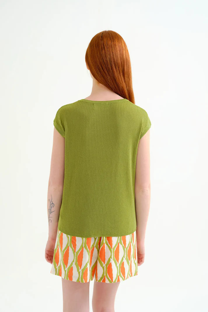 Top punto rib verde escote recto Compañía Fantástica