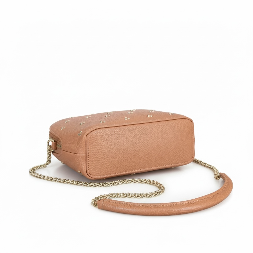 bolso bandolera camel elegante con tachuelas