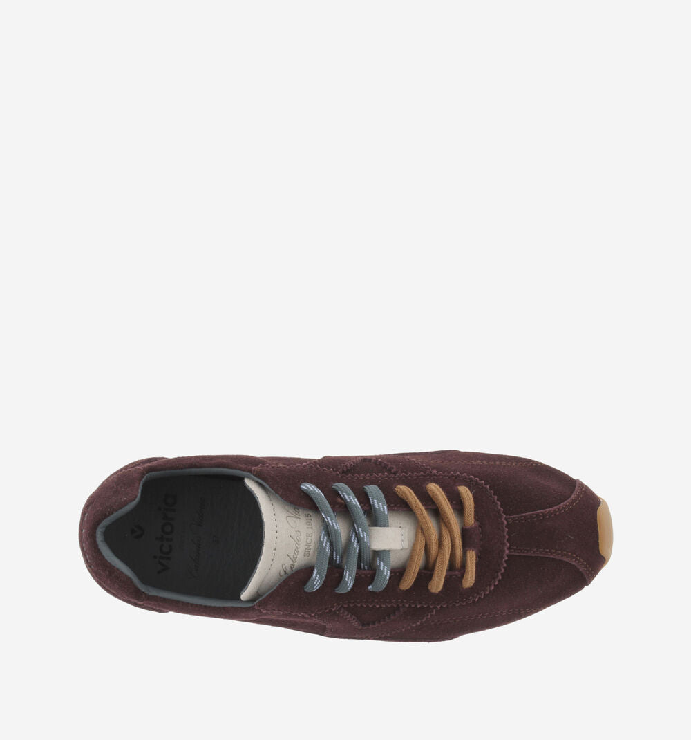 Vista superior de las Sneakers Aster de Victoria, color granate y cordones camel y azul