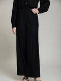 Vista frontal del Pantalón Celine de SKATIE negro de tiro alto y pernera ancha con detalles de tejido entrelazado y hebillas metálicas laterales
