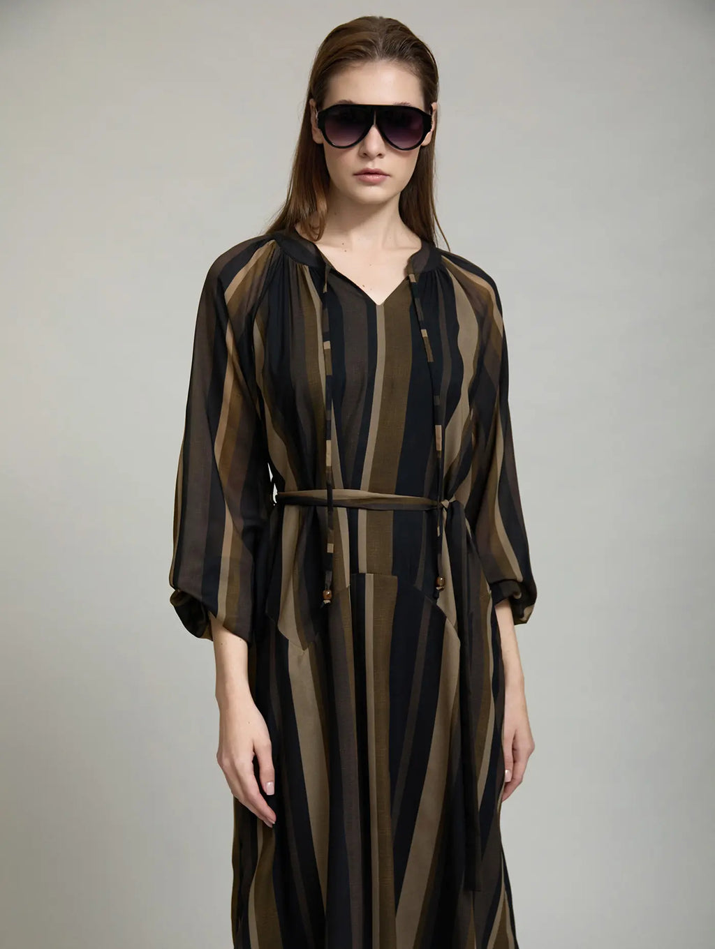 Look completo con Vestido Midi Marnie de SKATIE de inspiración retro, estampado de rayas verticales en negro, chocolate, camel, beige y crudo y botas negras